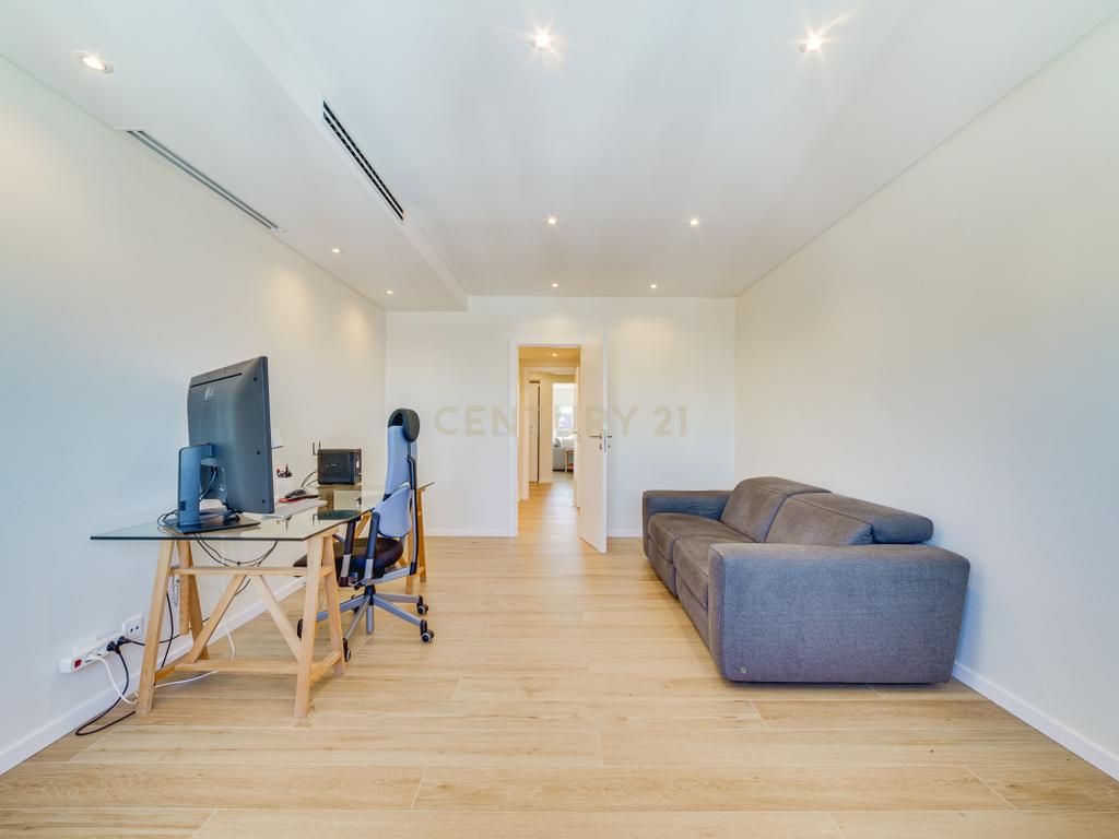 Luxuoso apartamento T4 em Lisboa com Vista e Acabamentos de Alta Qualidade - Image 9